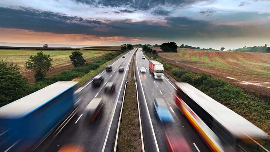 Lkw und Pkw auf Autobahn 