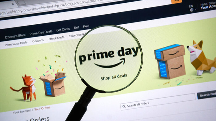 Auf Desktopbildschirm ist die Amazon Prime Day Seite zu sehen