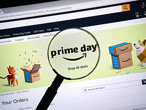 Auf Desktopbildschirm ist die Amazon Prime Day Seite zu sehen