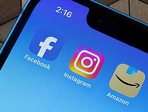 Smartphone zeigt Meta Apps und Amazon