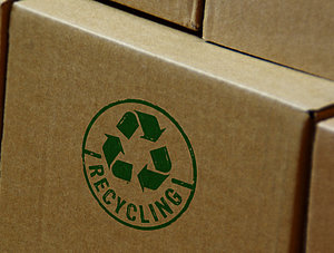 Kartons mit Recycling-Zeichen