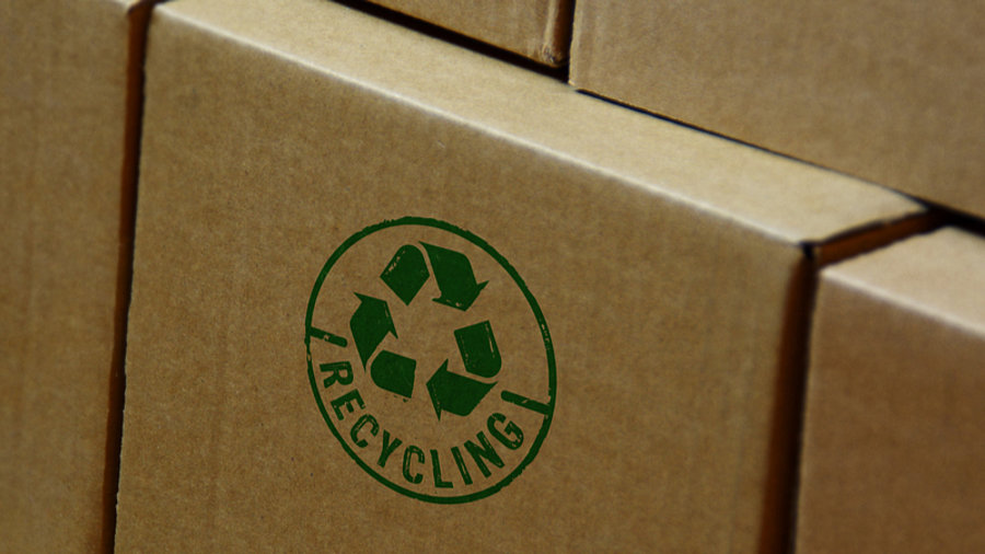 Kartons mit Recycling-Zeichen