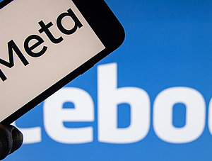 Meta und Facebook-Logos vor blauem Grund