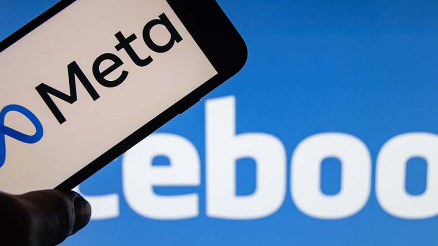 Meta und Facebook-Logos vor blauem Grund