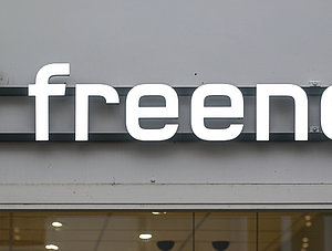 Freenet-Schriftzug vor Gesch&auml;ft