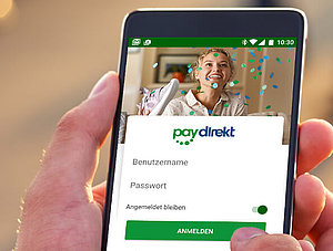 Nutzer mit einem Smartphone in der Hand, auf dem man das Logo von Paydirekt sieht