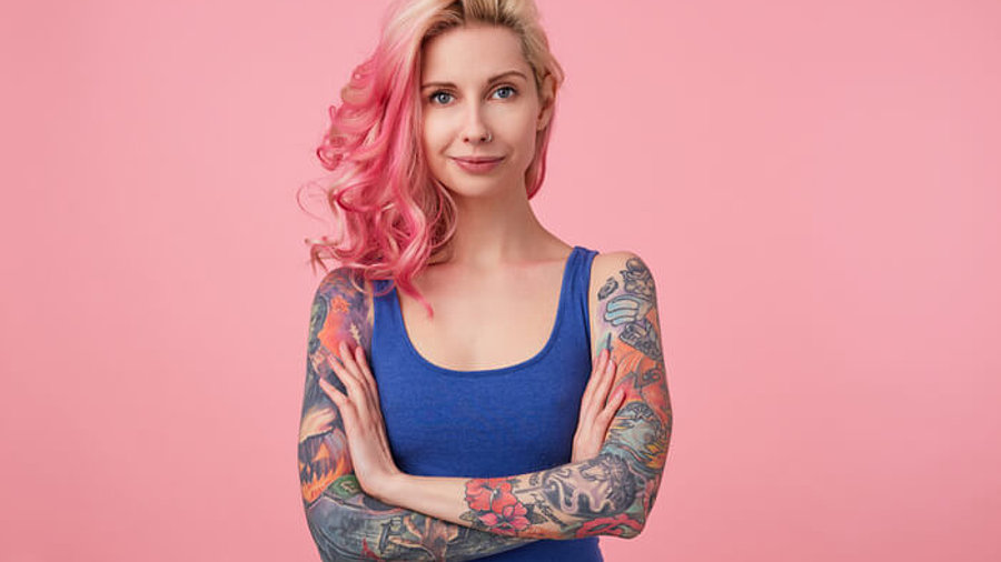 Frau mit Tattoos an den Armen