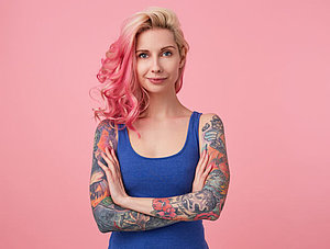 Frau mit Tattoos an den Armen