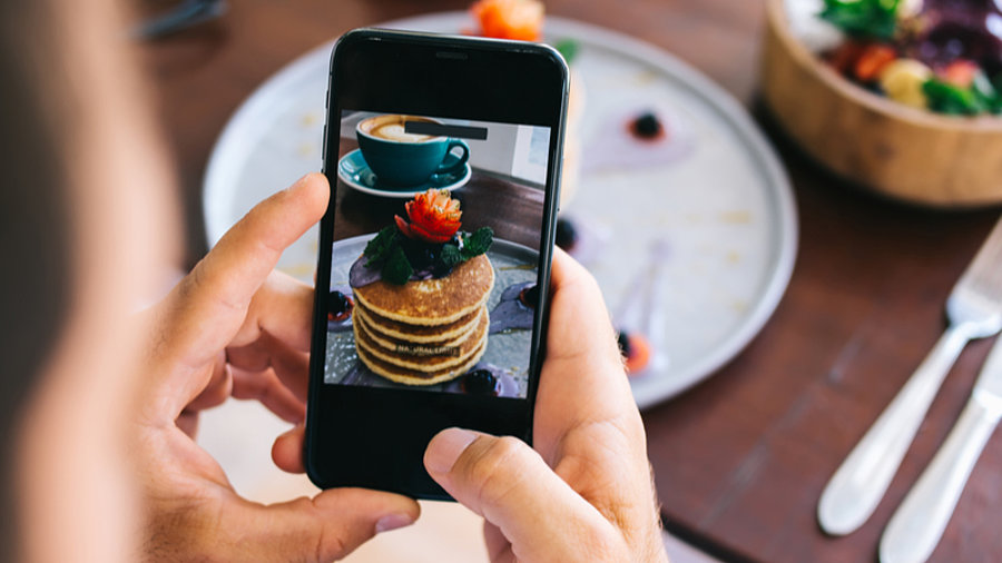 Influencer fotografiert Essen