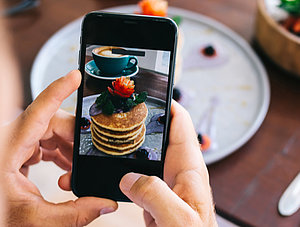 Influencer fotografiert Essen