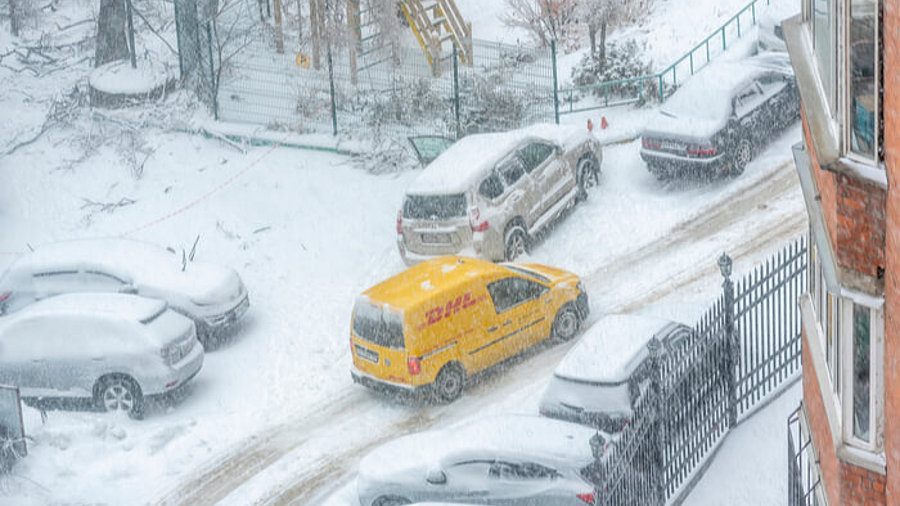 DHL-Auto im Schnee