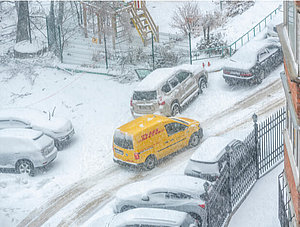 DHL-Auto im Schnee