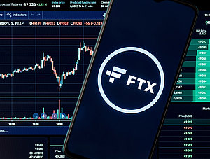 Smartphone zeigt Kryptobörse FTX