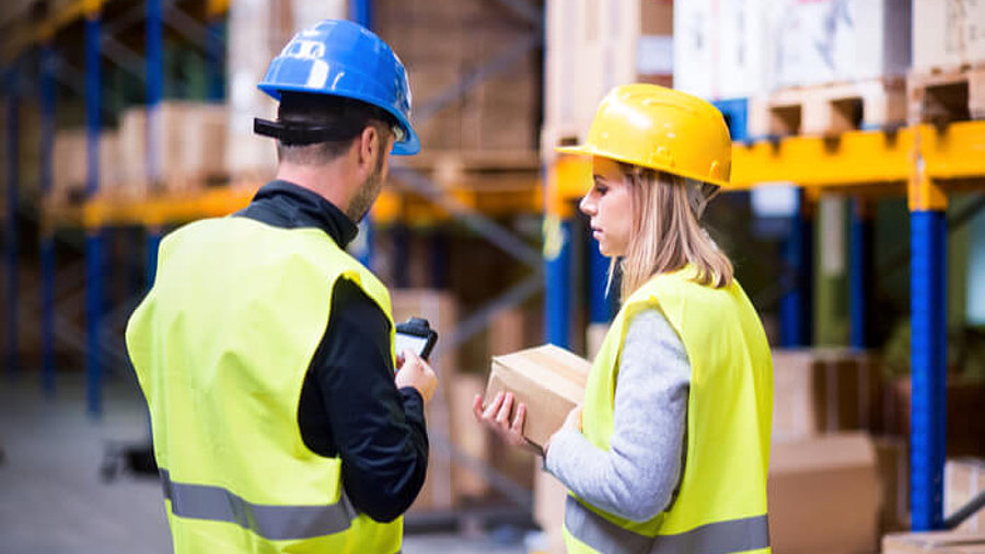 Junge Mitarbeiter in Logistik-Lager