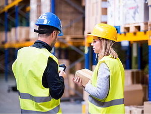 Junge Mitarbeiter in Logistik-Lager