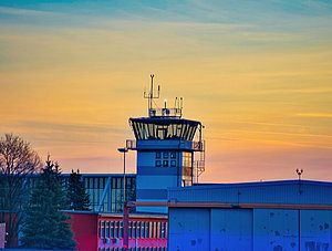 Amazon im Allgäu? Flughaffen Memmingen unter rotem Himmel