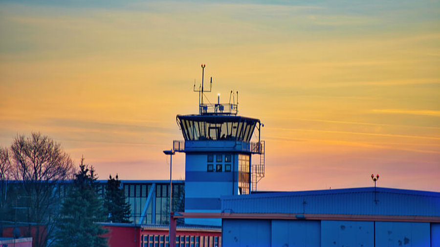 Amazon im Allgäu? Flughaffen Memmingen unter rotem Himmel