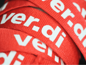 Verdi-Schriftzug auf Promo-Material