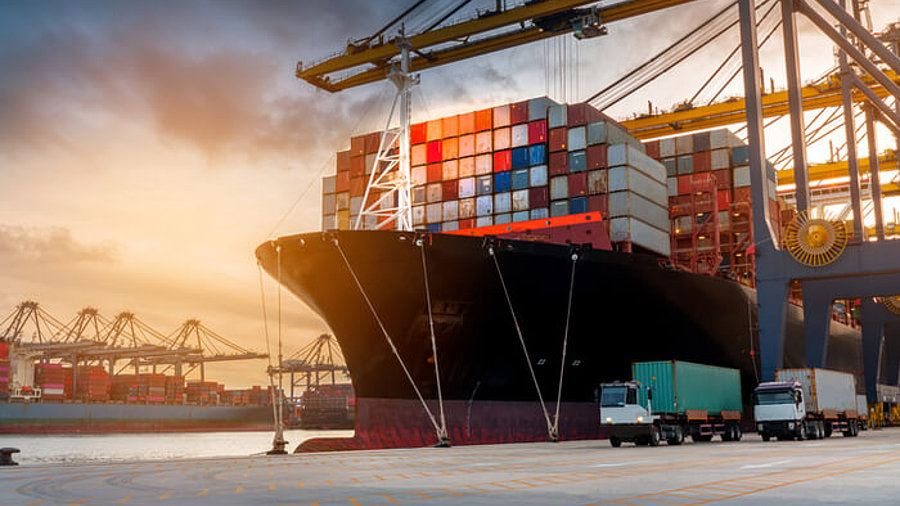 Containerschiff im Hafen