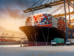 Containerschiff im Hafen