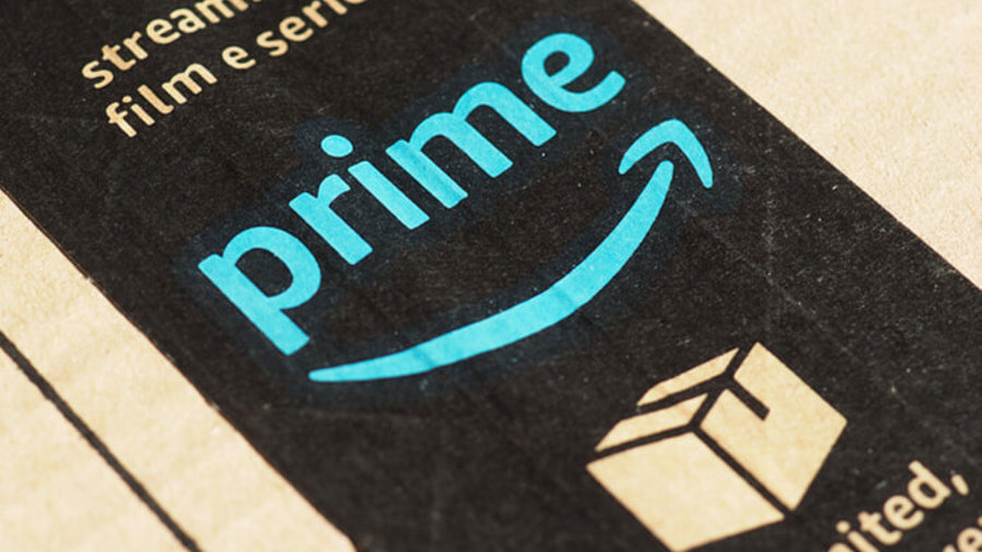 Amazon Prime-Logo auf einem Paket