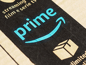 Amazon Prime-Logo auf einem Paket