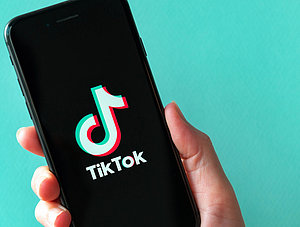 Smartphone mit TikTok-Logo