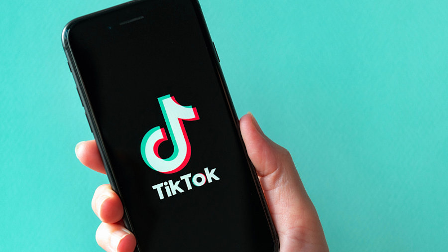 Smartphone mit TikTok-Logo