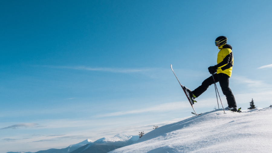 Panoramaaufnahme eines Skifahrers