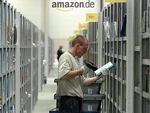 Mann in Amazon-Logistikzentrum scannt