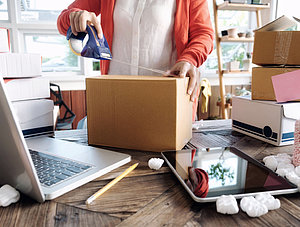 Kleinunternehmerin packt Paket