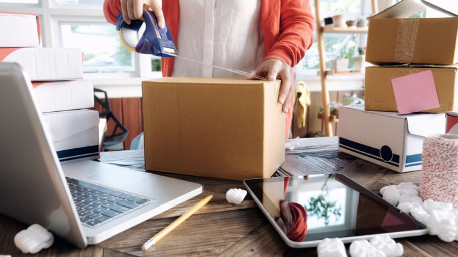 Kleinunternehmerin packt Paket