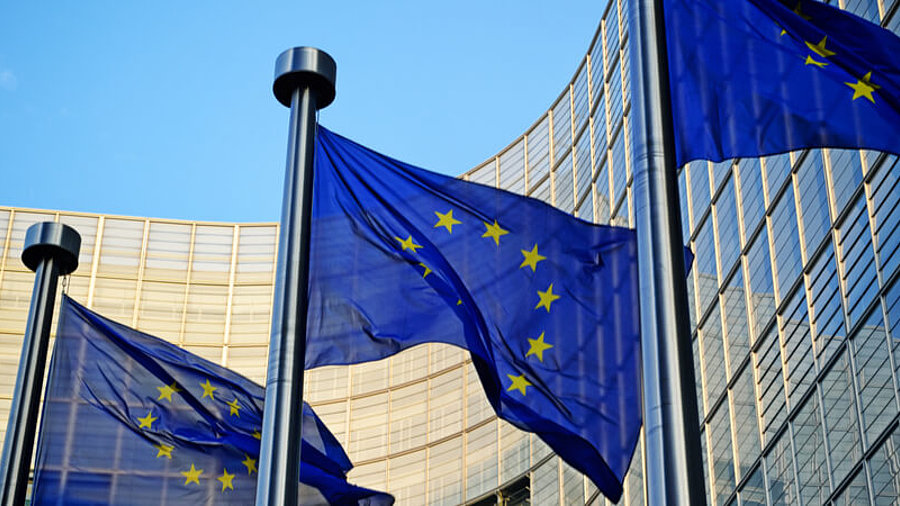 EU-Flaggen vor dem Kommissionsgeb&auml;ude