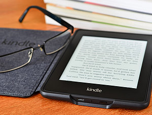 Kindle E-Reader mit Brille