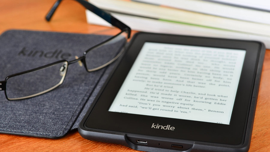 Kindle E-Reader mit Brille