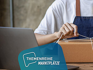 Unternehmerin am Laptop packt Paket