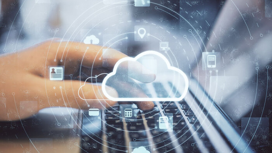 Visualisierung des Cloud-Computings: Hand an Tastatur