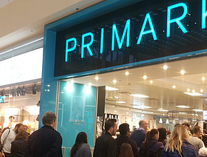 Viele Menschen vor Primark-Store