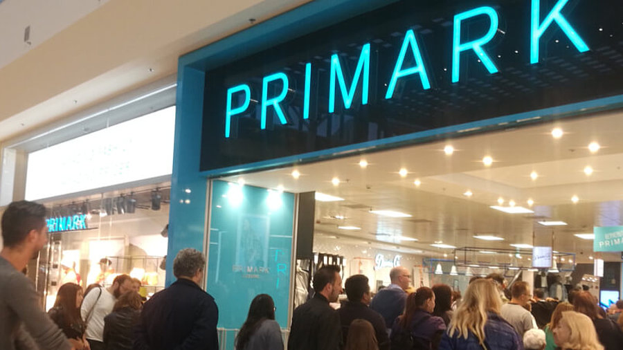 Viele Menschen vor Primark-Store