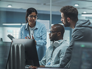 Team aus Fachleuten im B&uuml;ro