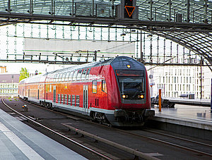 Regionalzug der Deutschen Bahn im Berliner Hauptbahnhof