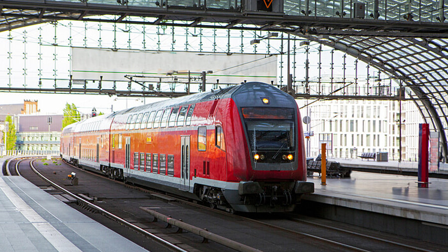 Regionalzug der Deutschen Bahn im Berliner Hauptbahnhof