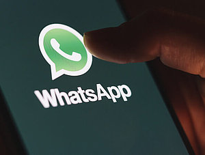 Logo von WhatsApp auf einem Smartphone: Messengerdienst wurde von Kriminellen missbraucht, um an das Geld ihrer Opfer zu kommen.