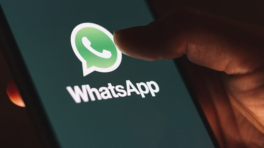 Logo von WhatsApp auf einem Smartphone: Messengerdienst wurde von Kriminellen missbraucht, um an das Geld ihrer Opfer zu kommen.