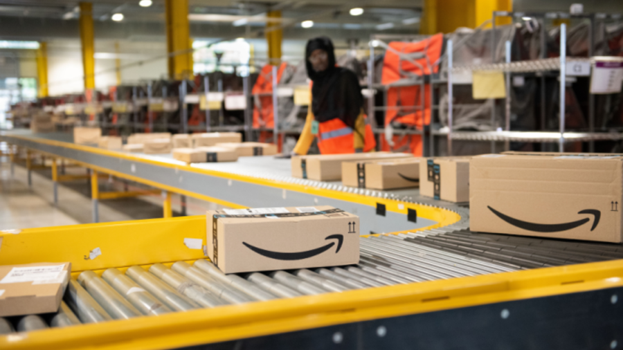 Amazon-Pakete im Logistikzentrum