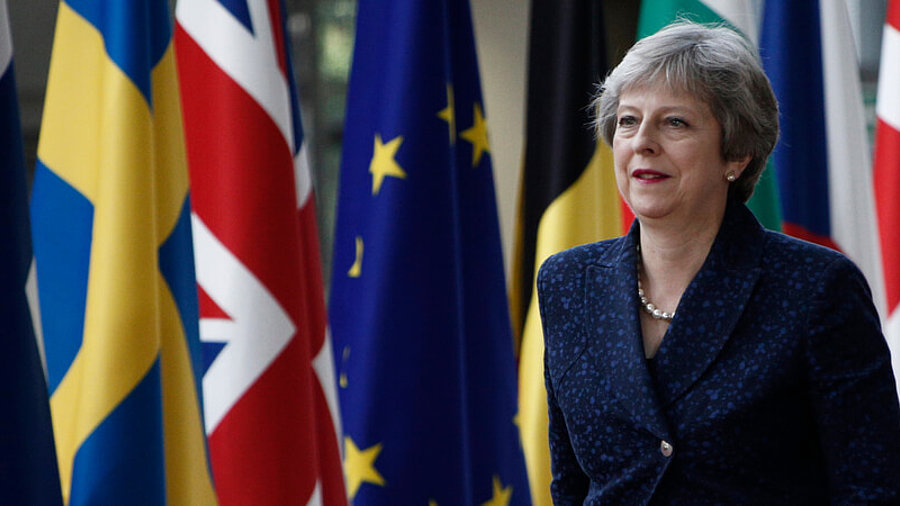 Theresa May vor europ&auml;ischen Flaggen