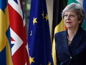 Theresa May vor europ&auml;ischen Flaggen