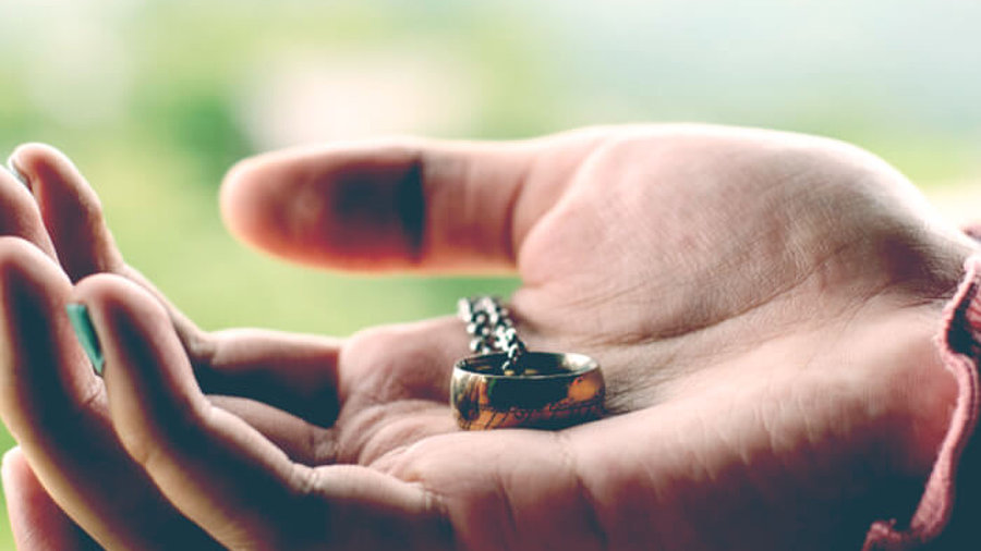 Herr der Ringe: Goldener Ring in einer Hand