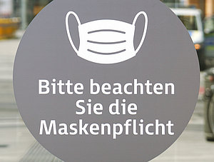 Schild erinnert an die Maskenpflicht