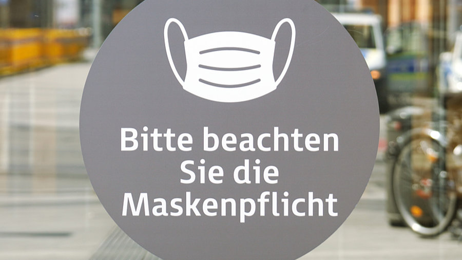 Schild erinnert an die Maskenpflicht